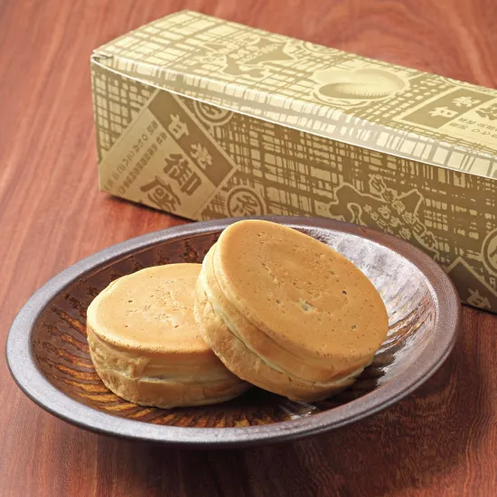 Gozasoro (sweet beans filled waffles)